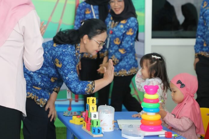 Wali Kota Semarang, Agustina Wilujeng, dalam Peringatan Hari Ulang Tahun (HUT) ke-35 Rumah Sakit Daerah K.R.M.T. Wongsonegoro (RSWN) sekaligus peresmian Daycare RSWN, pada Rabu (17/12/2025). (Foto : Dok Pemkot Semarang)