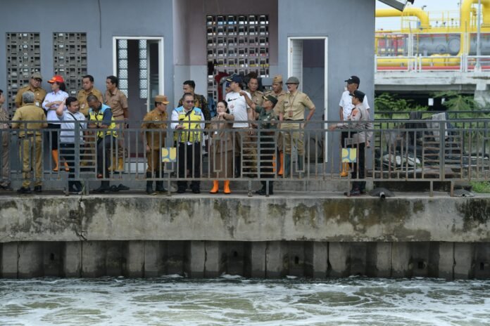 Wali Kota Semarang, Agustina Wilujeng saat melakukan tinjauan pengendalian banjir di Kota Semarang belum lama ini. (Foto : Dok Pemkot Semarang)