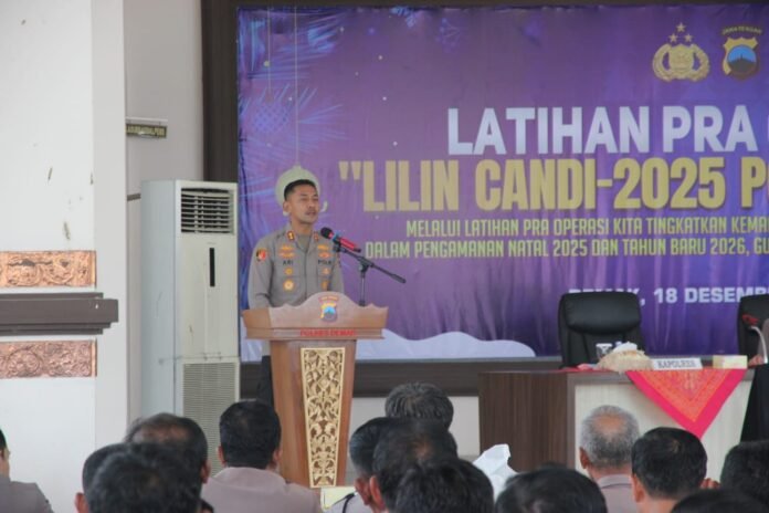 Kapolres Demak AKBP Ari Cahya Nugraha memberikan arahan saat Latihan Pra Operasi (Latpra Ops) Lilin Candi 2025 di Pendopo Parama Satwika, Kamis (18/12/2025), sebagai kesiapan pengamanan Natal 2025 dan Tahun Baru 2026. (Foto:Sam)