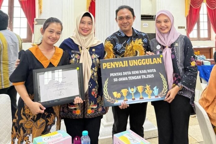Kepala Dinparta Demak bersama stakeholder terkait menunjukkan piagam dan trofi Predikat Penyaji Unggulan Pentas Duta Seni Kabupaten/Kota se-Jawa Tengah 2025, usai penampilan sendratari Sabrang Mbranang di Taman Mini Indonesia Indah (TMII). (Foto:Sam)