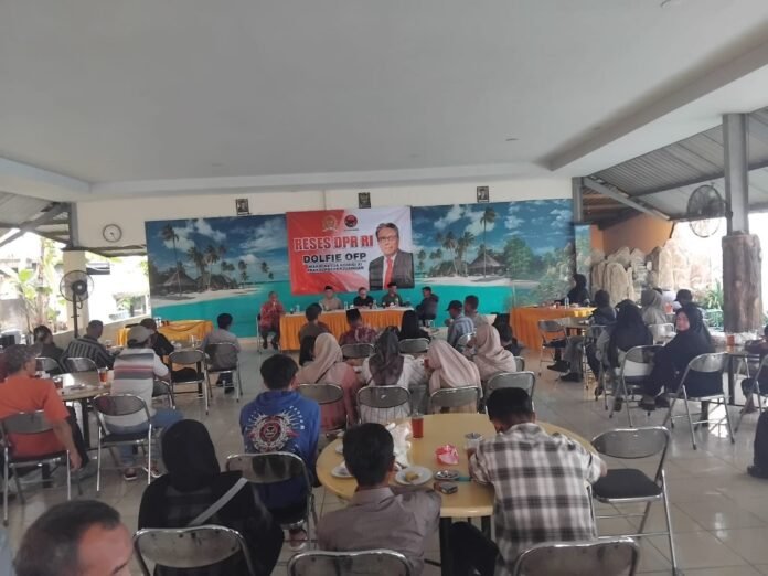 Wakil Ketua Komisi XI DPR RI, Dolfie Othniel Frederic Palit (OFP) didampingi Ketua DPRD Karanganyar Bagus Selo saat reses DPR RI di Karangpandan. (Foto : Istimewa)