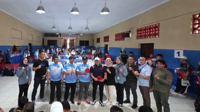 Dalam rangka memperingati Hari Amal Bhakti (HAB) Kemenag, Bank Jateng Cabang Wonogiri memperkuat sinergi dengan Kantor Kementerian Agama (Kemenag) Kabupaten Wonogiri melalui kegiatan olahraga persahabatan tenis meja pada Kamis (11/12/2025) di Gedung PTMSI. (Foto : Dok Bank Jateng)