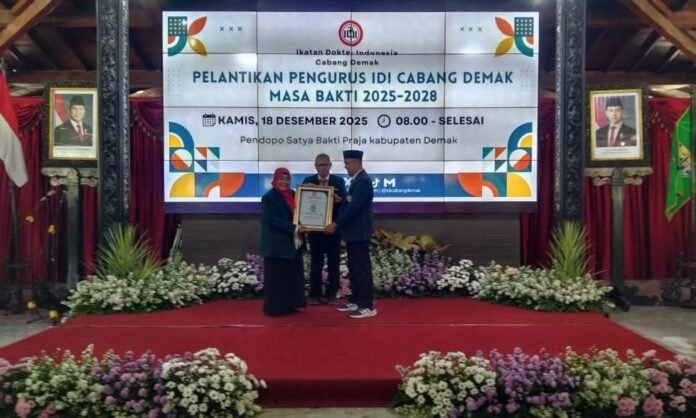 Pengurus Ikatan Dokter Indonesia (IDI) Cabang Demak periode 2025–2028 berfoto bersama usai pelantikan di Pendopo Satya Bakti Praja Kabupaten Demak. (Foto:Sam)
