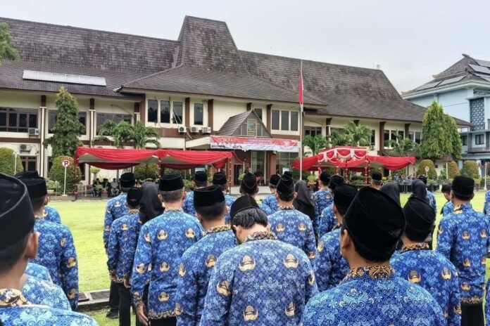 Suasana upacara peringatan Hari Bela Negara ke-77 Tahun 2025 di halaman Setda Kabupaten Demak, Jumat (19/12/2025), dipimpin Bupati Demak Eisti’anah dan diikuti ASN, TNI-Polri, serta unsur masyarakat. (Foto:Sam)