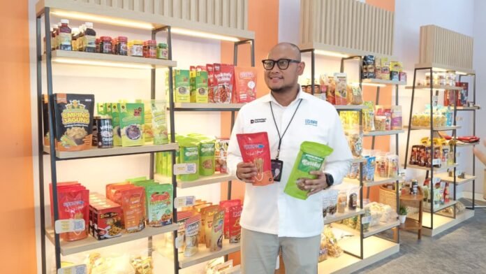 Pimpinan BRI Cabang Demak memamerkan produk unggulan di Rumah BUMN Demak yang baru, Jumat (19/12/2025). (Foto: Sam)