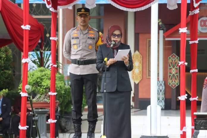 Bupati Demak dr. Eisti’anah bersama unsur Forkopimda dan personel gabungan saat Apel Gelar Pasukan Operasi Lilin Candi 2025 di halaman Setda Demak, sebagai kesiapan pengamanan lonjakan mobilitas Natal dan Tahun Baru. (Foto:Sam)
