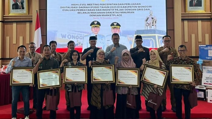 Bank Jateng Cabang Wonogiri terus memperkuat perannya sebagai mitra strategis Pemerintah Kabupaten Wonogiri dalam mendorong kemandirian fiskal daerah dalam acara High Level Meeting Percepatan dan Perluasan Digitalisasi Daerah (P2DD) yang digelar Senin (15/12/2025) di Wonogiri. (Foto : Dok Bank Jateng)