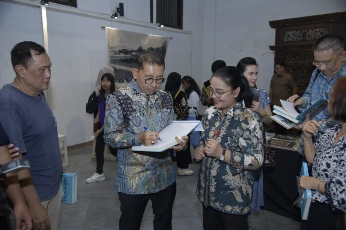 Wali Kota Semarang Agustina Wilujeng mendampingi Menteri Kebudayaan Republik Indonesia Fadli Zon saat menghadiri pameran dan peluncuran buku kartu pos bergambar yang digelar di gedung Oudetrap, Kota Lama pada Jumat (19/12/2025). (Foto : Dok Pemkot Semarang)