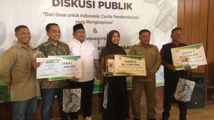 Ketua DPRD Kabupaten Demak bersama Ketua IJTI Muria Raya dan para pemenang lomba video kreatif inovasi dan pemberdayaan desa berfoto bersama usai penyerahan penghargaan di Reinz Caffe, Demak, Sabtu (20/12/2025). (Foto: Sam)