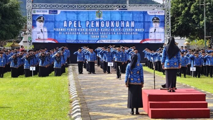 Bupati Melantik 1.052 Pegawai Pemerintah dengan Perjanjian Kerja (PPPK) Paruh Waktu di Alun-alun Kabupaten Banjarnegara. (Foto : Dok Pemkab Banjarnegara)