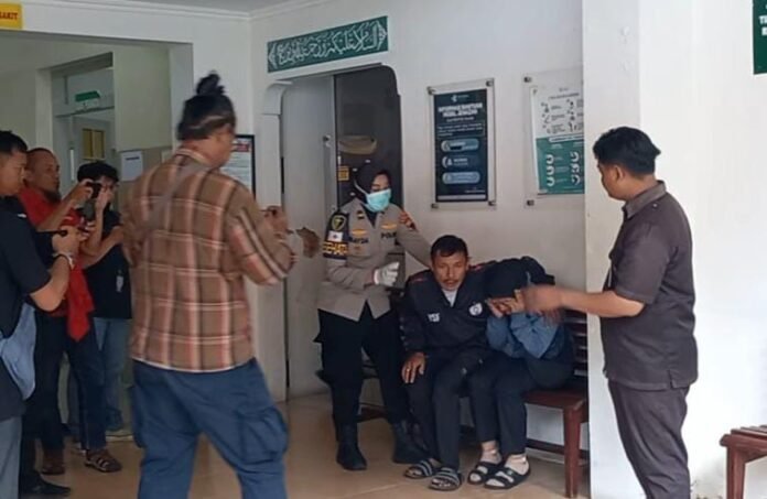 Lufi perempuan asal Boyolali, bersama ayahnya Suratmo, tak kuasa menahan tangis saat melihat ibunya Ngatiyem (48) terbaring tak bernyawa di kamar jenazah RSUP dr. Kariadi. (Foto:Kamal)