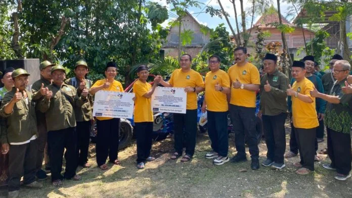 Melalui sinergi dengan Pemerintah Kabupaten Blora, Bank Jateng menyalurkan bantuan Program Keberlanjutan Penuntasan Kemiskinan (PKPK) yang difokuskan untuk memperkuat ekosistem pertanian organik di wilayah tersebut, Sabtu (6/12/2025) di Blora. (Foto : Dok Bank Jateng)