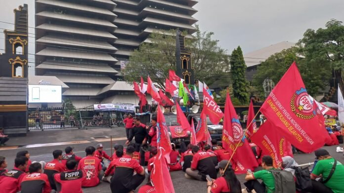 Demo buruh di depan kantor Gubernur Jateng, Selasa (23/12/2025). (Foto:Kamal)