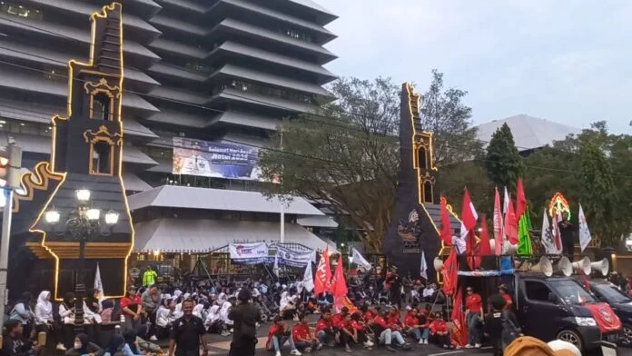 Potret demo buruh perempuan di depan gerbang Kantor Gubernur Jateng, Selasa (23/12/2025). (Foto:Kamal)