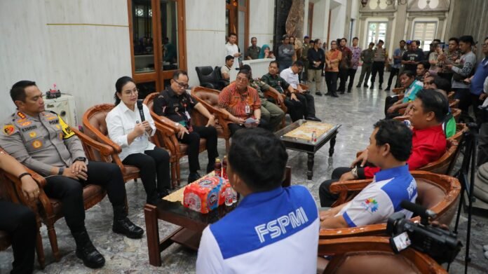 Wali kota Semarang, Agustina Wilujeng didampingi wakil wali kota, Iswar Aminuddin dan beberapa kepala OPD terkait menemui perwakilan buruh yang menggelar aksi di depan Balaikota Semarang, pada Selasa (23/12/2025). (Foto : Dok Pemkot Semarang)