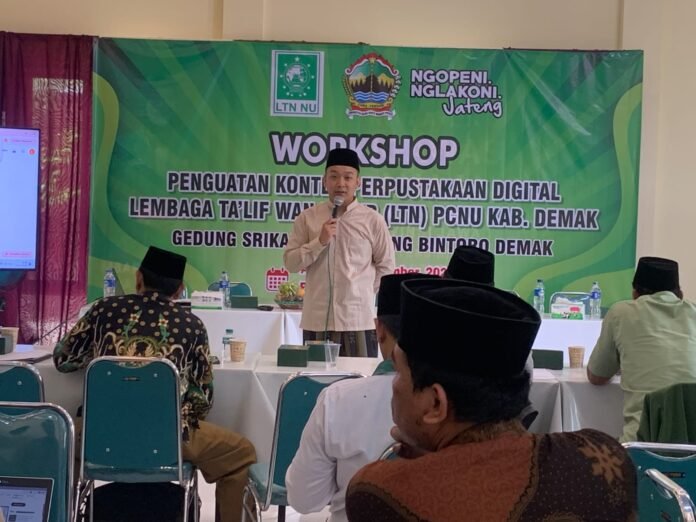 Ketua Komisi D DPRD Provinsi Jawa Tengah, Hj. Ida Nur Sa’adah, menyampaikan materi dalam Workshop Penguatan Konten Perpustakaan Digital LTN PCNU Kabupaten Demak, mendorong kader NU aktif berdakwah dan literasi melalui media sosial. (Foto: Sam)