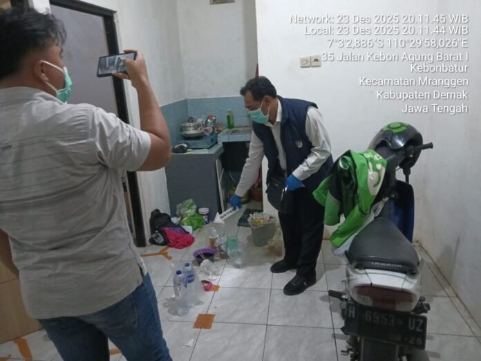 Petugas kepolisian bersama tim medis melakukan olah tempat kejadian perkara (TKP) di rumah warga Perum Kebon Agung Barat, Desa Kebonbatur, Kecamatan Mranggen, Demak, Selasa (23/12/2025), usai ditemukan seorang pria meninggal dunia di dalam kamar rumahnya. (Foto:Sam)