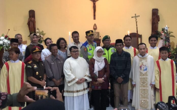 Bupati Demak Eisti’anah bersama Forkopimda, tokoh lintas agama, dan aparat keamanan berfoto bersama usai memantau pengamanan Malam Natal 2025 di Gereja Katolik St. Mikael Demak, Rabu (24/12/2025) malam. (Foto: Sam)