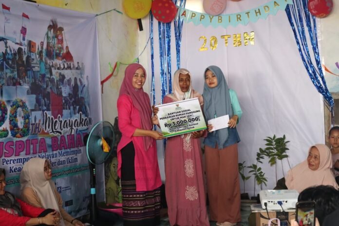 Para anggota Puspita Bahari berfoto bersama saat peringatan Dua Dekade gerakan perempuan nelayan di Desa Morodemak, Demak, Kamis (25/12/2025). (Foto: Sam)