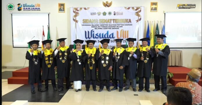 Jajaran senat STAI Islamic Centre Demak memimpin prosesi Wisuda ke-8 yang berlangsung khidmat di Hotel Amantis Demak. (Foto:Sam)