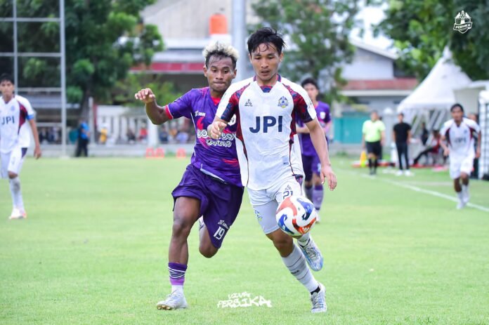 Pemain Persika (putih) melewati pemain Rans Nusantara dalam laga lanjutan Liga Tiga Nusantara. (Dokumen Persika)