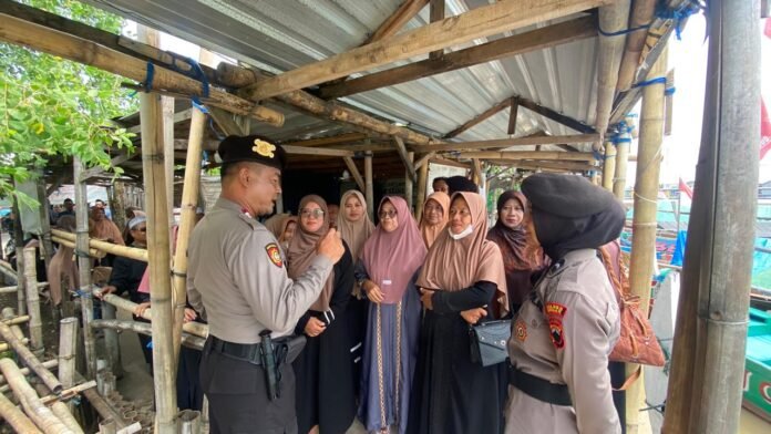 Polres Demak saat berdialog dengan nelayan untuk mengimbau keamanan dan keselamatan menjelang libur Nataru di kawasan pesisir, Sabtu (27/12/2025). (Foto:Sam)