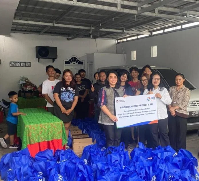 Bank Rakyat Indonesia (BRI) Cabang Pattimura menyalurkan bantuan 2.000 paket sembako. (Foto : Dok BRI)