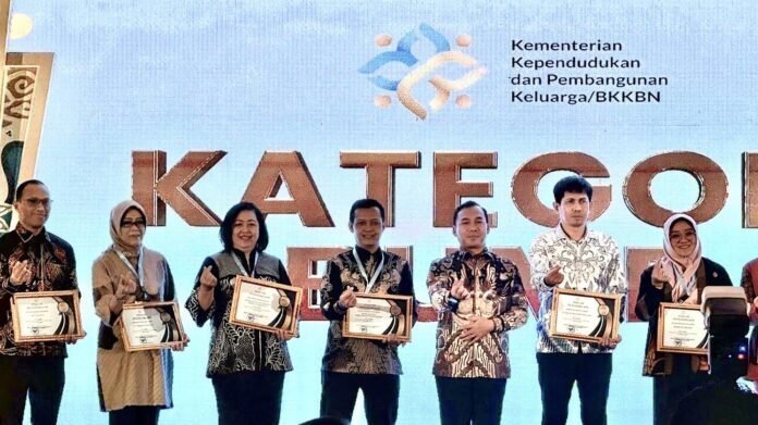 Caption foto: Bank Jateng berhasil meraih Penghargaan Predikat Gold sebagai Mitra BUMD dalam program Orang Tua Asuh Cegah Stunting (GENTING) pada ajang Genting Collaboration Summit 2025 yang digelar di Luwansa Hotel, Jakarta, pada Rabu, (10/12/2025)