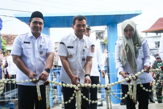 Gubernur Jawa Tengah Ahmad Luthfi bersama Wakil Gubernur Taj Yasin didampingi Bupati Demak Eisti'anah menandatangani prasasti peresmian Pompa Air Tenaga Surya di Desa Sayung, Demak, Rabu (31/12/2025). (Foto:Sam)