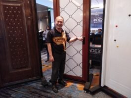 Bambang Setiono saat menunjukan berbagai produk. (Foto : Dok JN)