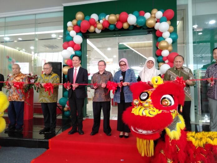 PT Bank CTBC Indonesia (Bank CTBCI) membuka kantor cabang barunya yang berlokasi di Jl. Gajah Mada Semarang. (Foto : Dok JN)