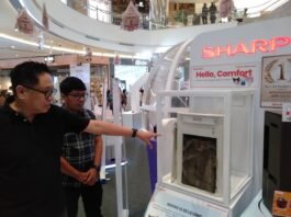 Sandy Norlan, Kepala Cabang Sharp Semarang saat menunjukan berbagai produk PT Sharp Electronics Indonesia dalam Hello Comfort Roadshow ke Kota Semarang. (Foto : Dok JN)
