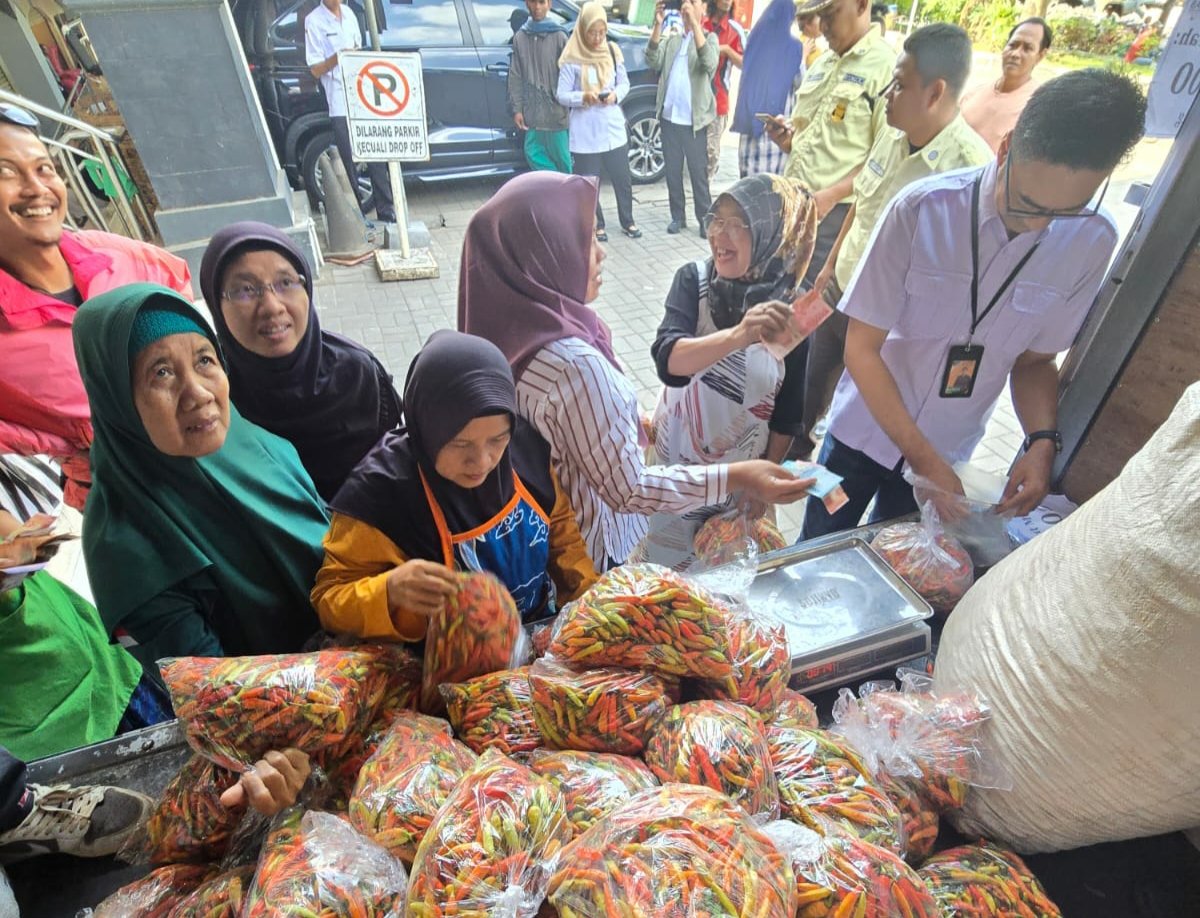 Operasi pasar TPID Provinsi Jawa Tengah melalui Dinas Pertanian dan Perkebunan, Dinas Ketahanan Pangan, Kantor Perwakilan Bank Indonesia Provinsi Jawa Tengah, BUMD PT. JTAB Pangan, serta champion lokal “Petarung Sejati” melaksanakan Operasi Pasar Cabai di Pasar Legi Surakarta, Rabu (10/12/2025). (Foto : Dok JN)