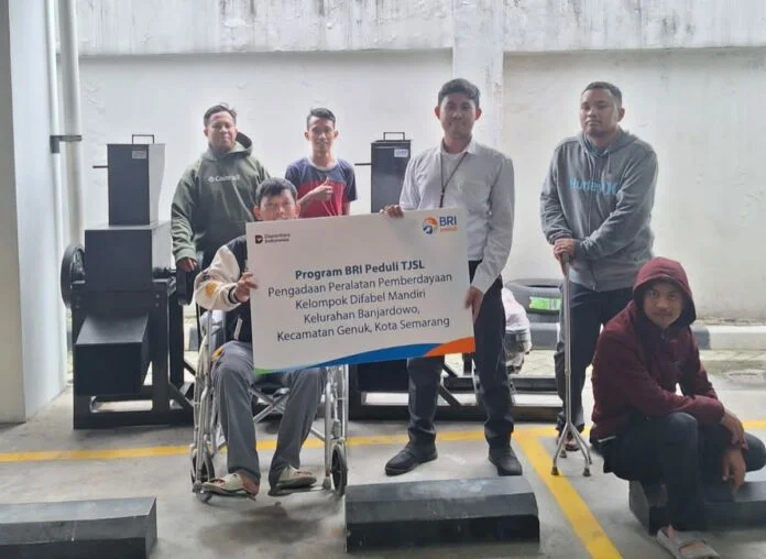 Bank Rakyat Indonesia (BRI) Cabang Pattimura Semarang menyerahkan bantuan pengadaan peralatan untuk pemberdayaan Kelompok Difabel Mandiri di Kelurahan Banjardowo, Kecamatan Genuk, Kota Semarang. (Foto : Dok BRI)