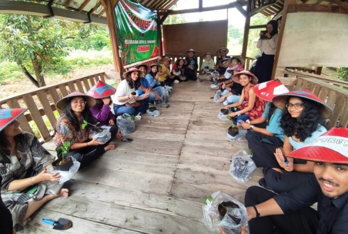 Para mahasiswa JGU India tanam cabe