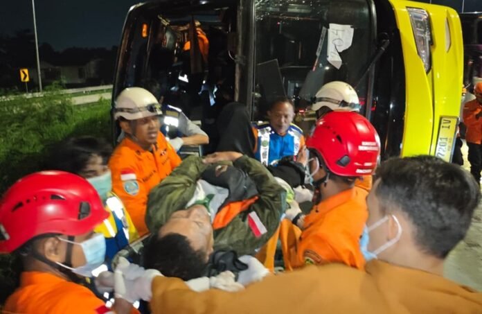 Kecelakaan bus tol krapyak