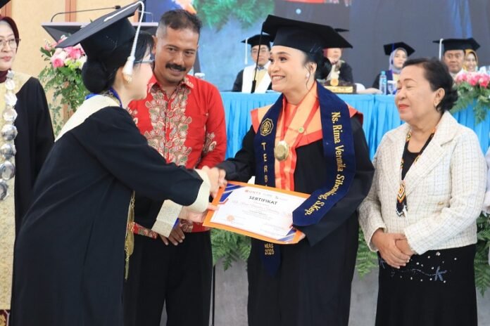 Rima Veronika wisudawan terbaik Universitas Telogorejo