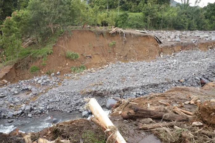 Jalan Sicincin-Malalak-Balingka akibat terjangan banjir bandang yang terjadi di Kecamatan Malalak, Kabupaten Agam, Sumatera Barat, Minggu (30/11/2025). (Foto : Dok BNPB)