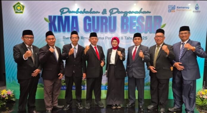 UIN Walisongo Semarang secara resmi menerima Surat Keputusan (SK) Guru Besar untuk delapan dosen sekaligus. (Foto : Dok UIN Walisongo)