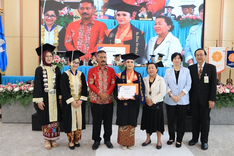 Wisudawan Terbaik Rima