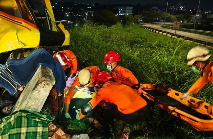 kecelakaan bus tol krapyak