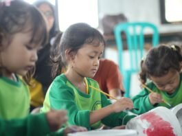 Para siswa Pos PAUD Beringin Asri melukis