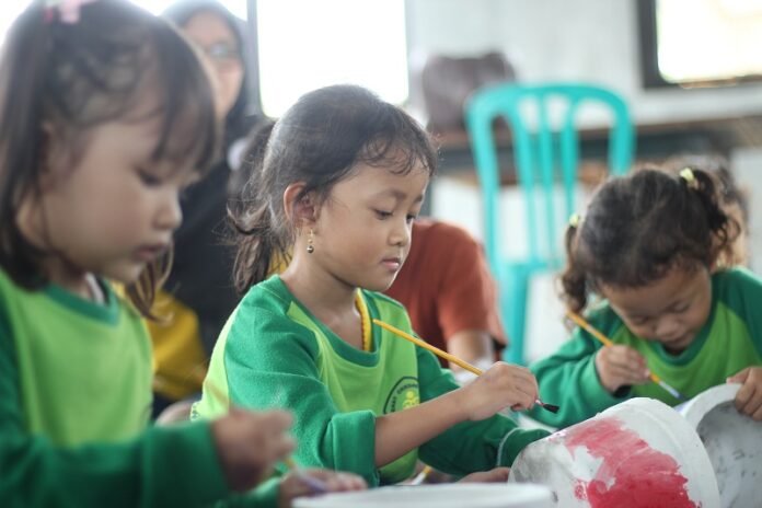 Para siswa Pos PAUD Beringin Asri melukis