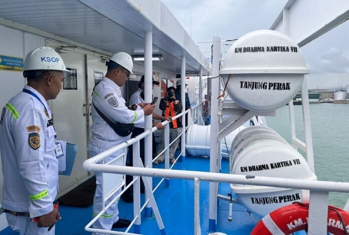 KSOP Kelas I Tanjung Emas saat melakukan pemeriksaan uji petik kapal