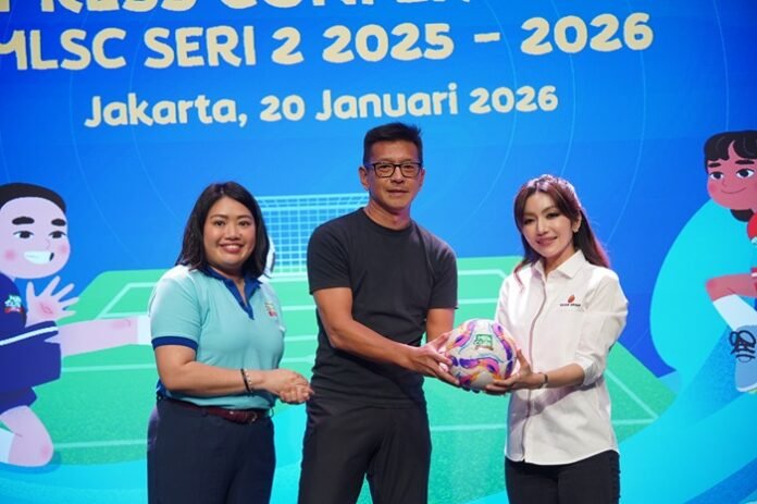 Group Brand Head Dairy PT Global Dairi Alami Vanessa Ingrid Pamela (kiri), Program Director MilkLife Soccer Challenge Teddy Tjahjono (tengah), dan Direktur PT Bayan Resources Tbk, Merlin (kanan)