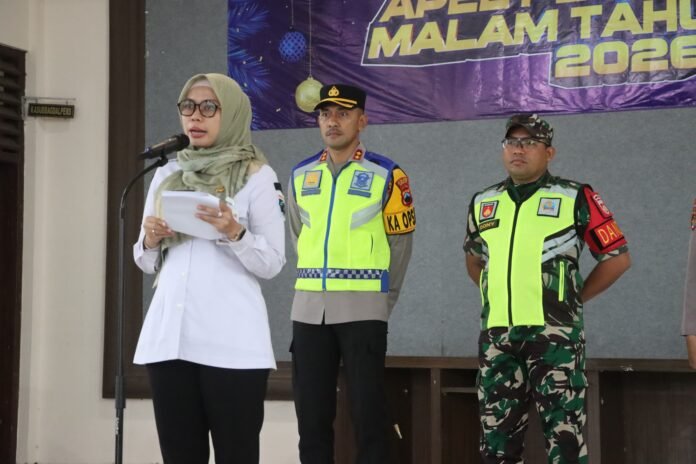 Bupati Demak memimpin Apel Pengamanan Malam Tahun Baru 2026 di Mapolres Demak, bersama unsur TNI-Polri dan instansi terkait untuk memastikan perayaan pergantian tahun berlangsung aman dan kondusif, Rabu (31/12/2025). (Foto:Sam)