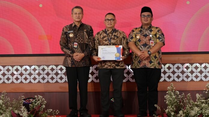 Pemerintah Kabupaten Wonogiri memberikan penghargaan kepada Bank Jateng atas kontribusi dalam mendukung program prioritas pembangunan infrastruktur air yang diserahkan langsung oleh Bupati Wonogiri kepada Bank Jateng di Pendopo Rumah Dinas Bupati Wonogiri, Rabu (18/12/2025). (Foto : Dok Bank Jateng)