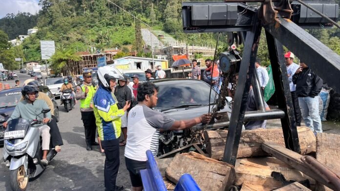 Unit Gakkum Sat Lantas Polres Karanganyar melakukan evakuasi terhadap kendaraan yang terlibat kecelakaan. (Foto : Dokumen Gakkum)
