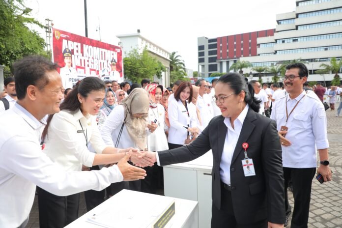Apel Komitmen Integritas Penyelenggaraan Pemerintahan dan Pembangunan Kota Semarang yang digelar di Halaman Balai Kota, Jumat (2/1), dihadiri oleh Wali Kota Semarang, Agustina Wilujeng. (Foto : Dok Pemkot Semarang)