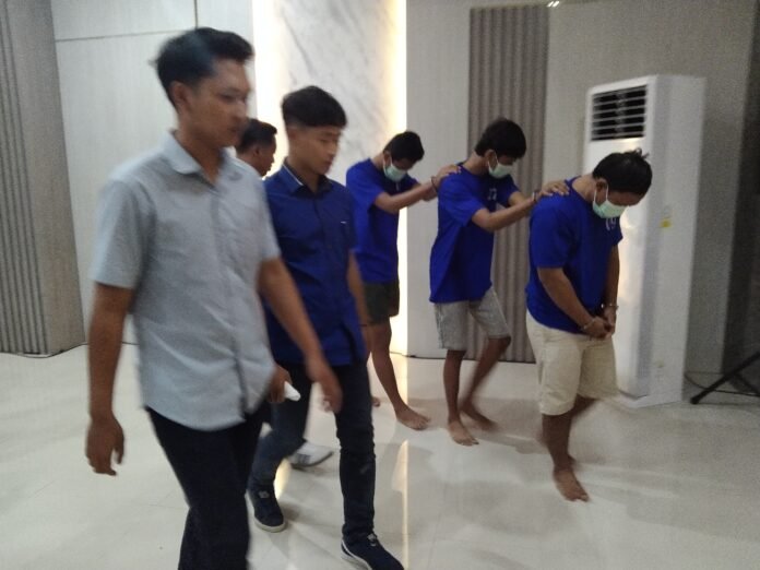 Petugas Satreskrim Polres Demak menghadirkan para tersangka kasus pengeroyokan yang menewaskan remaja 17 tahun saat konferensi pers di Mapolres Demak, Jumat (2/1/2026). (Foto:Sam)